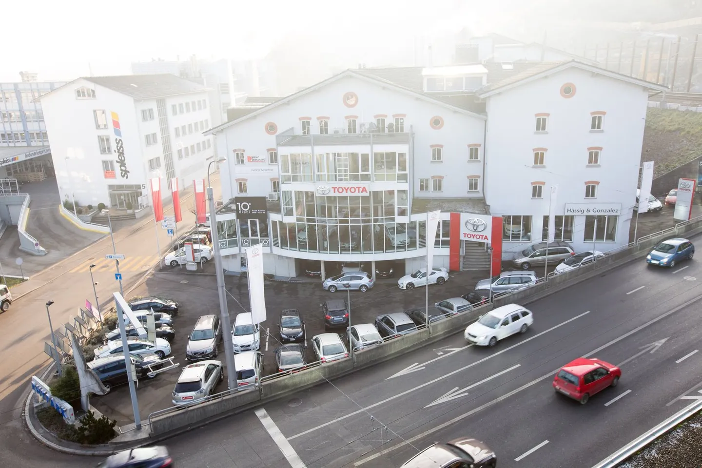 Emplacement de choix, 542m2 d'espace de bureau (plus 426m2 d'atelier/de stockage possible) - Photo 2 sur 17