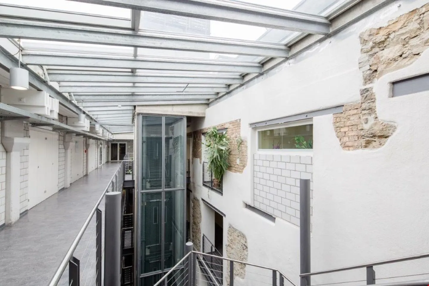 Emplacement de choix, 542m2 d'espace de bureau (plus 426m2 d'atelier/de stockage possible) - Photo 4 sur 17