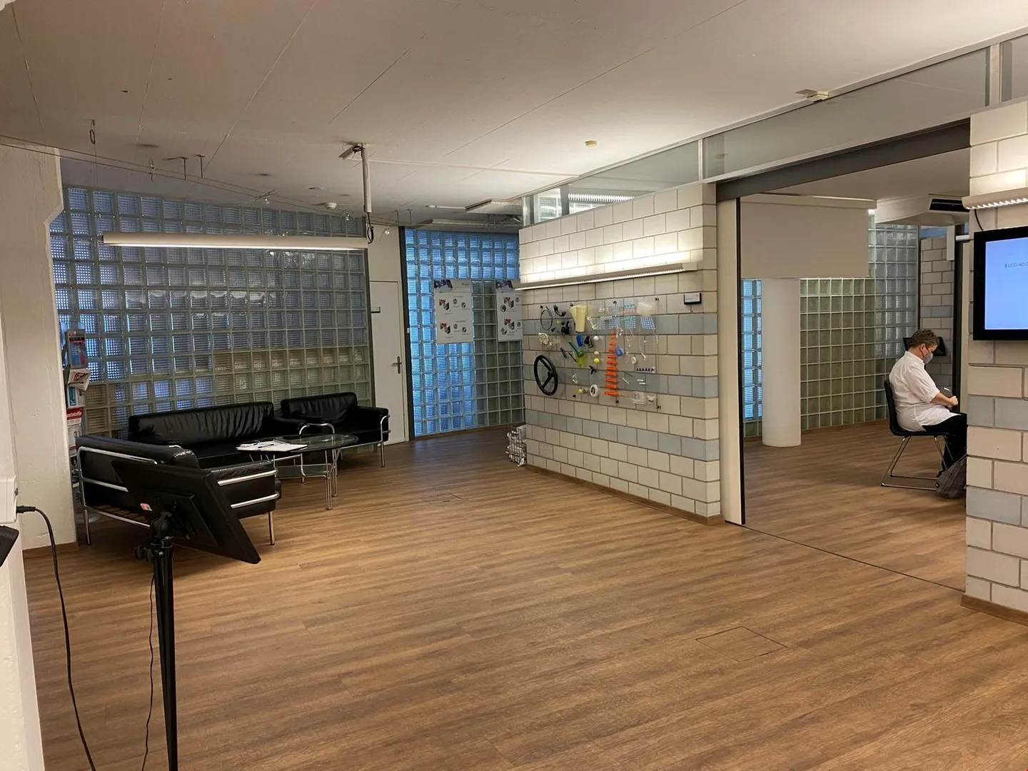 Emplacement de choix, 542m2 d'espace de bureau (plus 426m2 d'atelier/de stockage possible) - Photo 5 sur 17