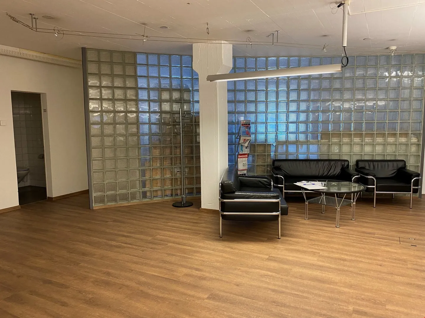 Emplacement de choix, 542m2 d'espace de bureau (plus 426m2 d'atelier/de stockage possible) - Photo 6 sur 17