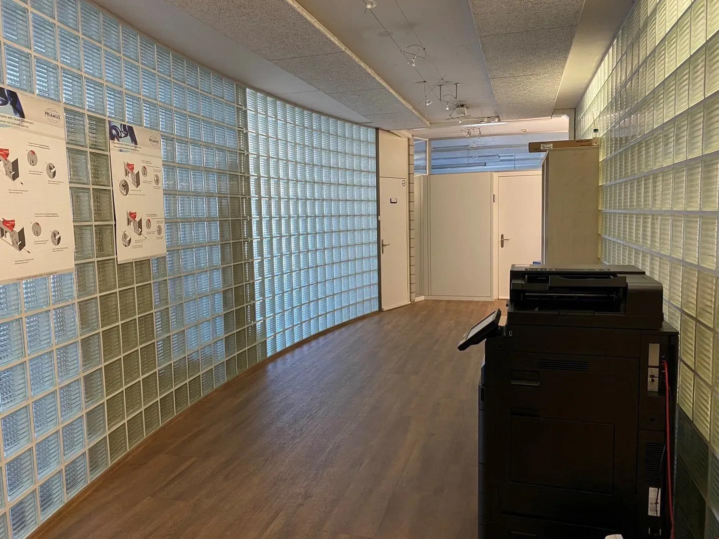 Emplacement de choix, 542m2 d'espace de bureau (plus 426m2 d'atelier/de stockage possible) - Photo 7 sur 17