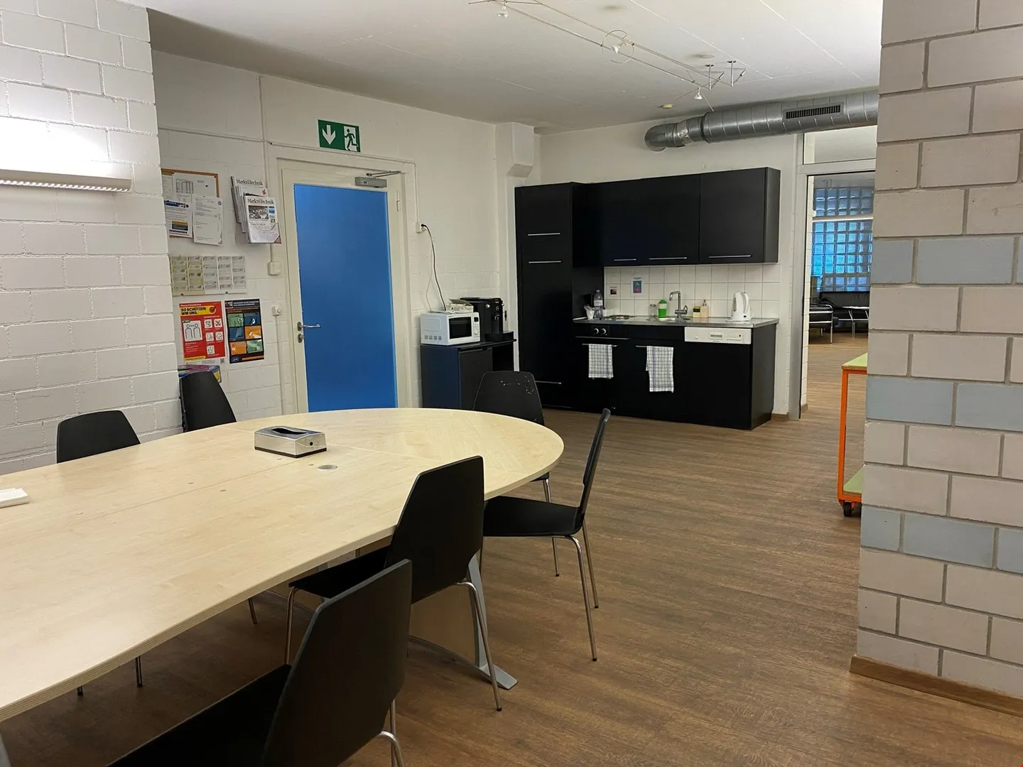 Emplacement de choix, 542m2 d'espace de bureau (plus 426m2 d'atelier/de stockage possible) - Photo 8 sur 17