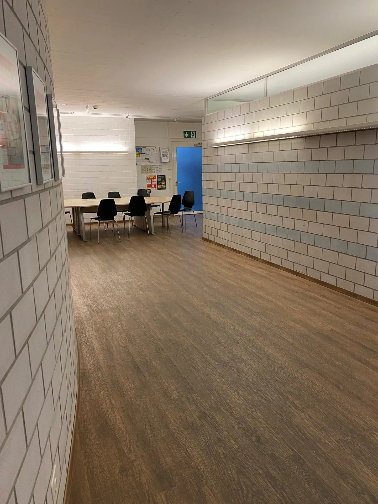 Emplacement de choix, 542m2 d'espace de bureau (plus 426m2 d'atelier/de stockage possible) - Photo 9 sur 17