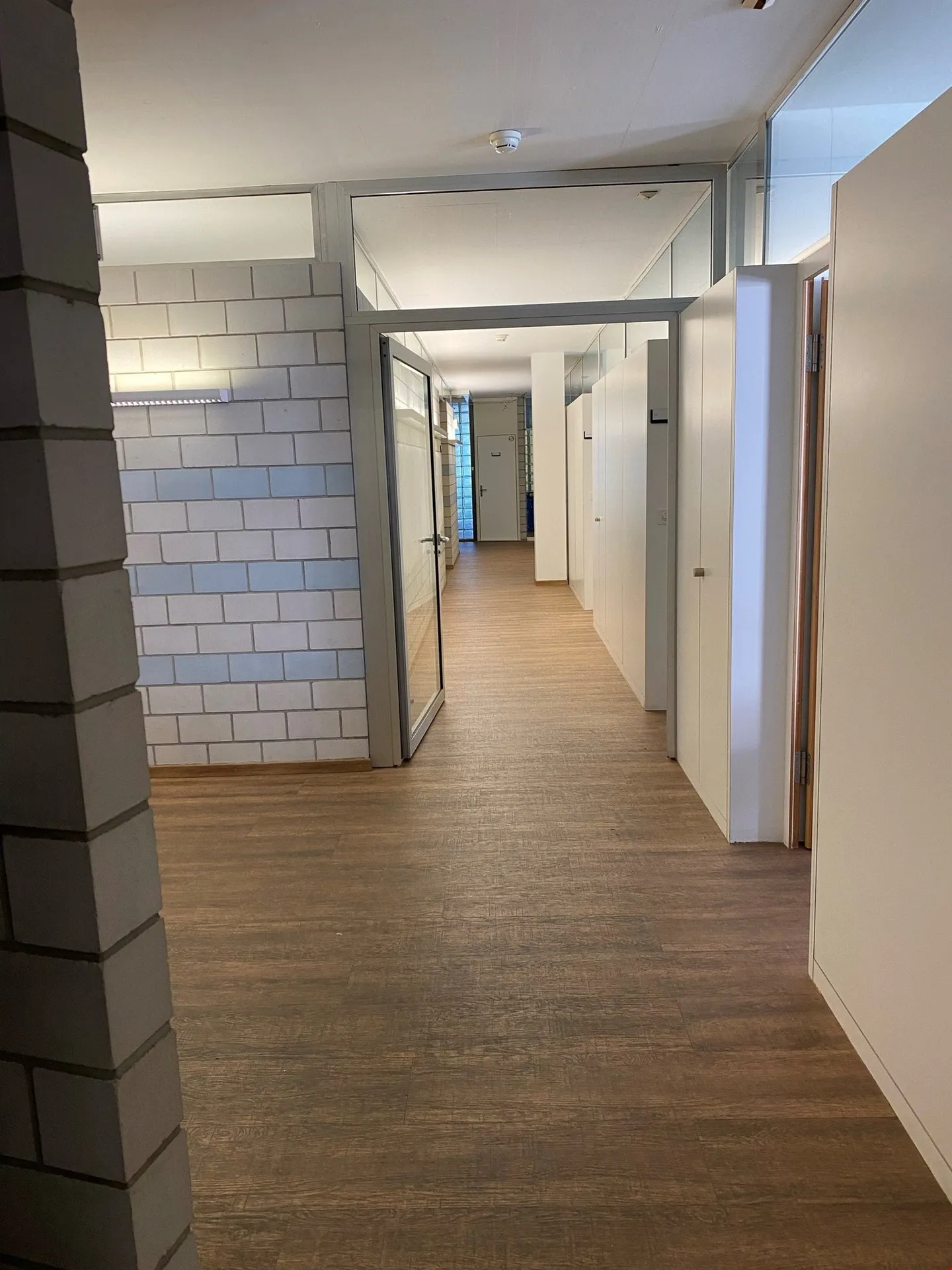 Emplacement de choix, 542m2 d'espace de bureau (plus 426m2 d'atelier/de stockage possible) - Photo 10 sur 17