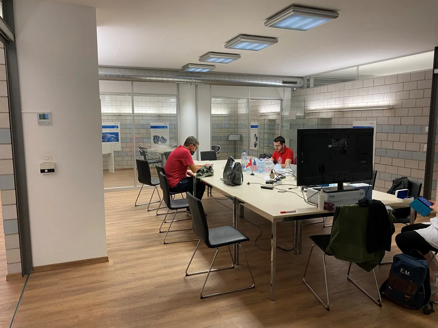 Emplacement de choix, 542m2 d'espace de bureau (plus 426m2 d'atelier/de stockage possible) - Photo 11 sur 17