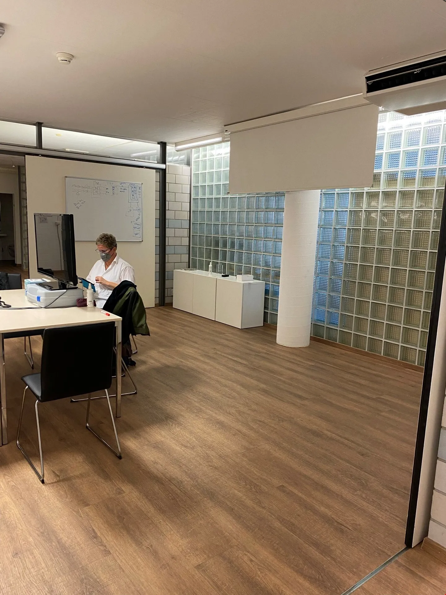 Emplacement de choix, 542m2 d'espace de bureau (plus 426m2 d'atelier/de stockage possible) - Photo 12 sur 17