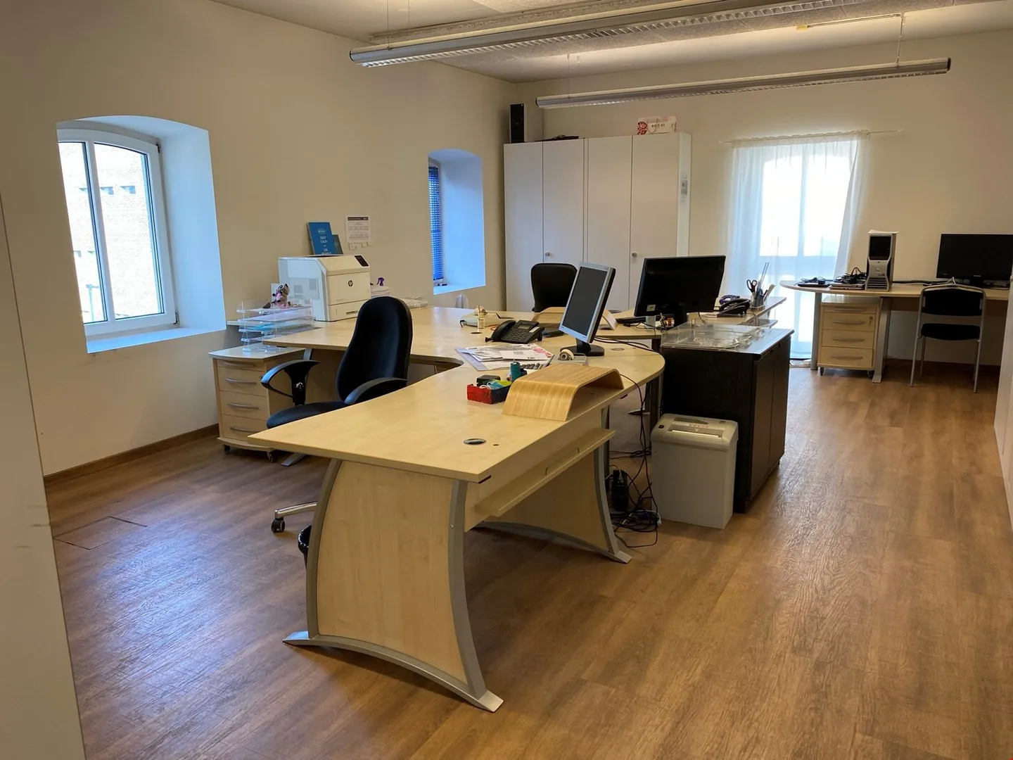 Emplacement de choix, 542m2 d'espace de bureau (plus 426m2 d'atelier/de stockage possible) - Photo 13 sur 17