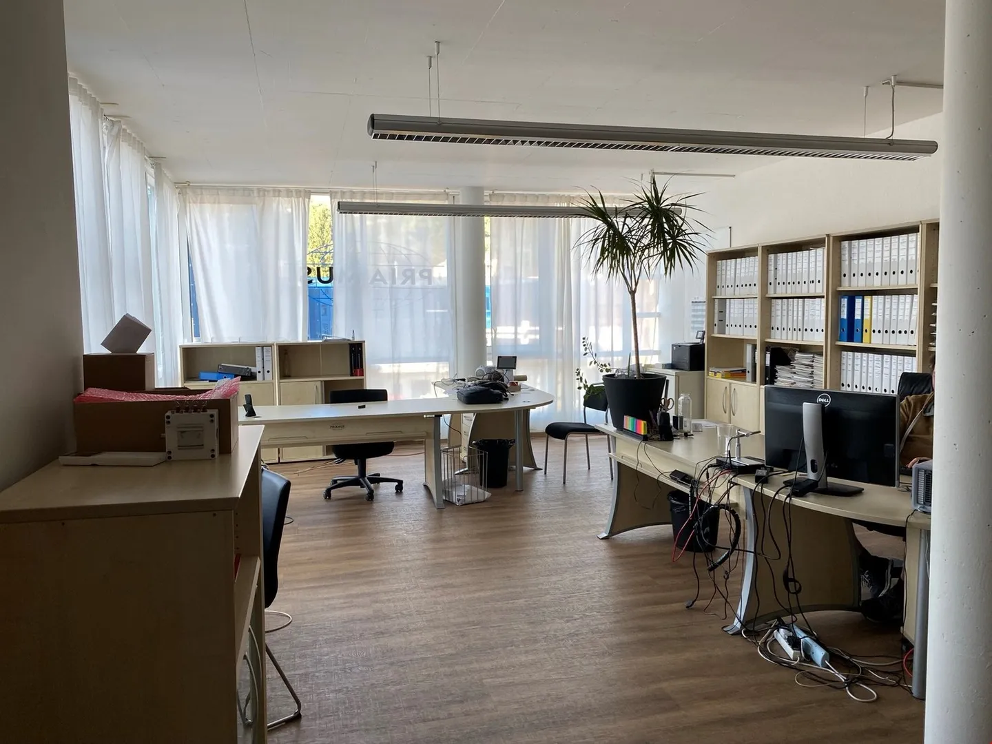 Emplacement de choix, 542m2 d'espace de bureau (plus 426m2 d'atelier/de stockage possible) - Photo 14 sur 17