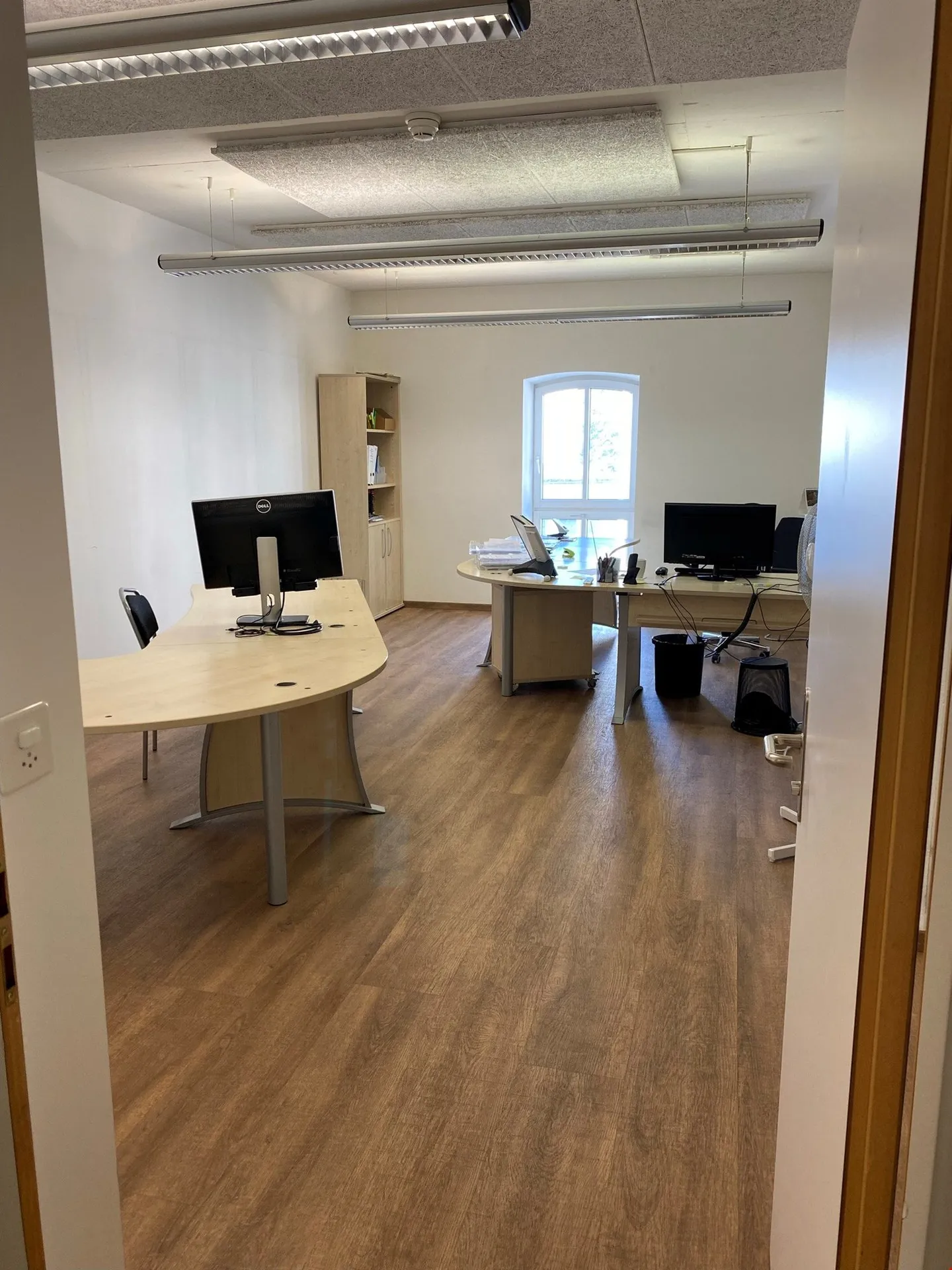 Emplacement de choix, 542m2 d'espace de bureau (plus 426m2 d'atelier/de stockage possible) - Photo 15 sur 17