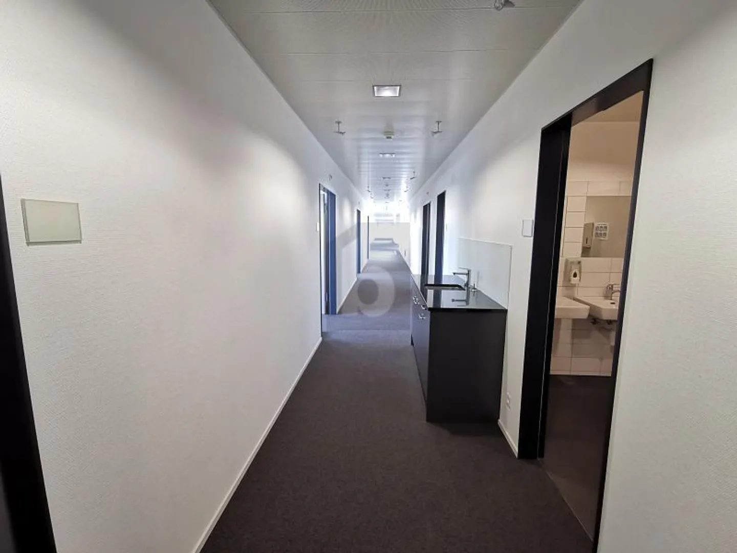 SPACIOUS, BRIGHT AND IN A GOOD LOCATION - Photo 4 of 6