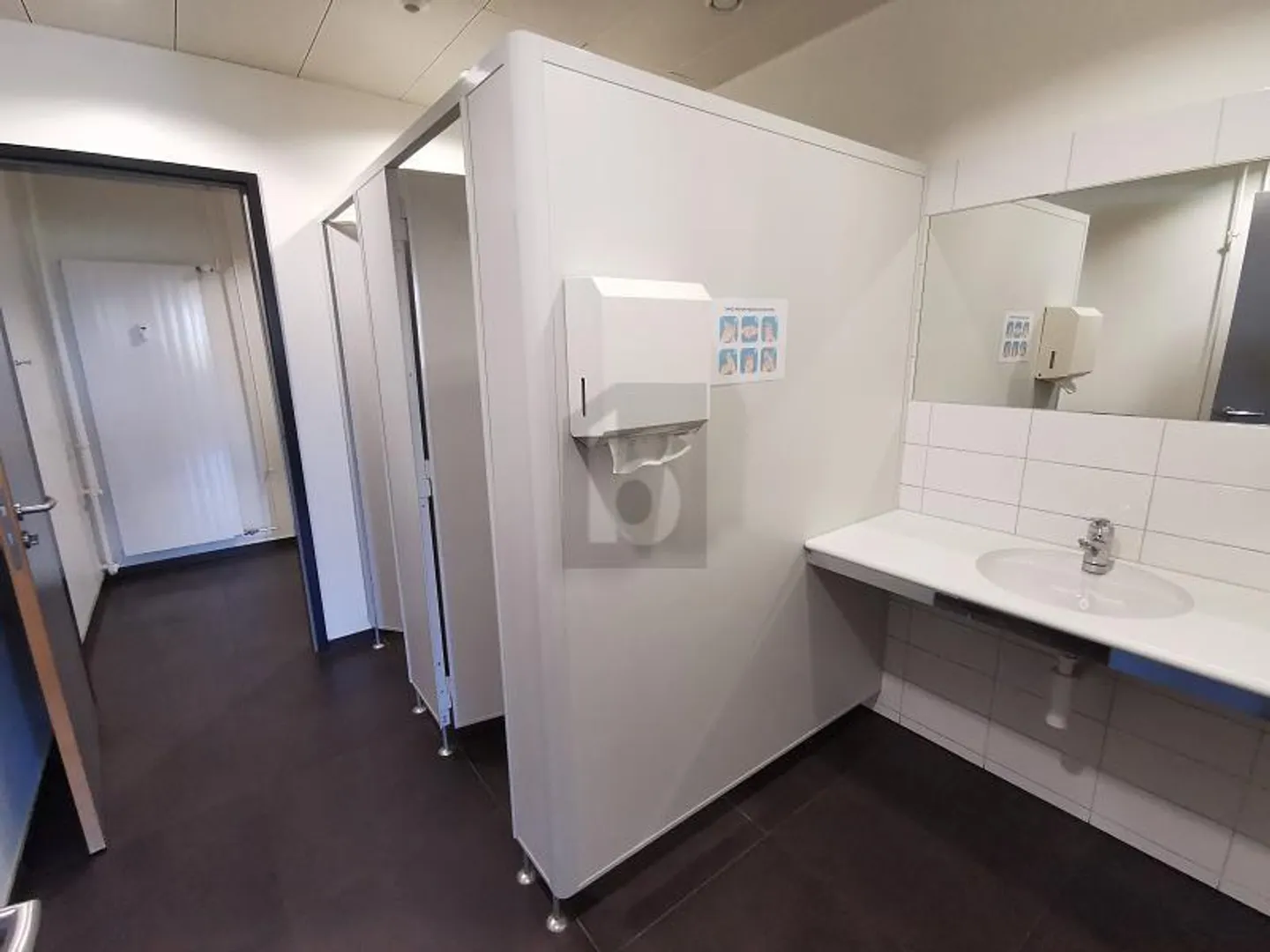 SPACIOUS, BRIGHT AND IN A GOOD LOCATION - Photo 5 of 6