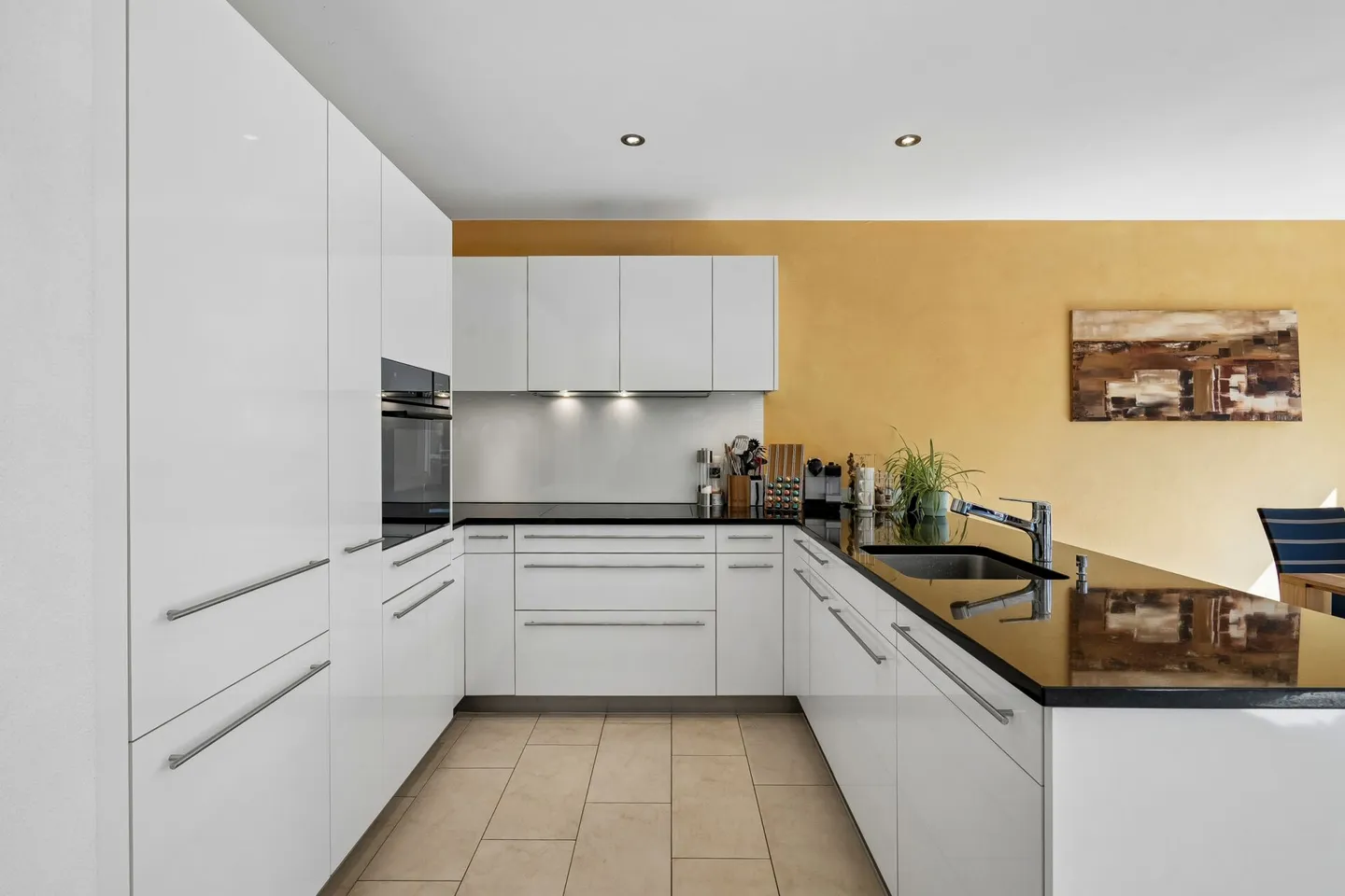 Maison familiale semi-détachée attrayante de 5,5 pièces sur quatre niveaux - spacieuse et facile d'entretien - Photo 5 sur 13