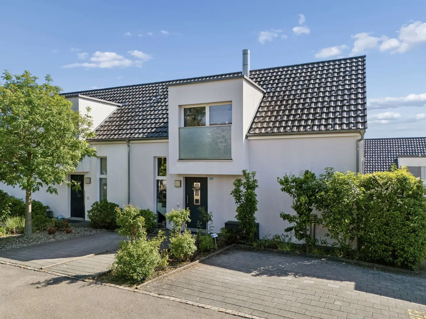 Maison familiale semi-détachée attrayante de 5,5 pièces sur quatre niveaux - spacieuse et facile d'entretien - Photo 10 sur 13
