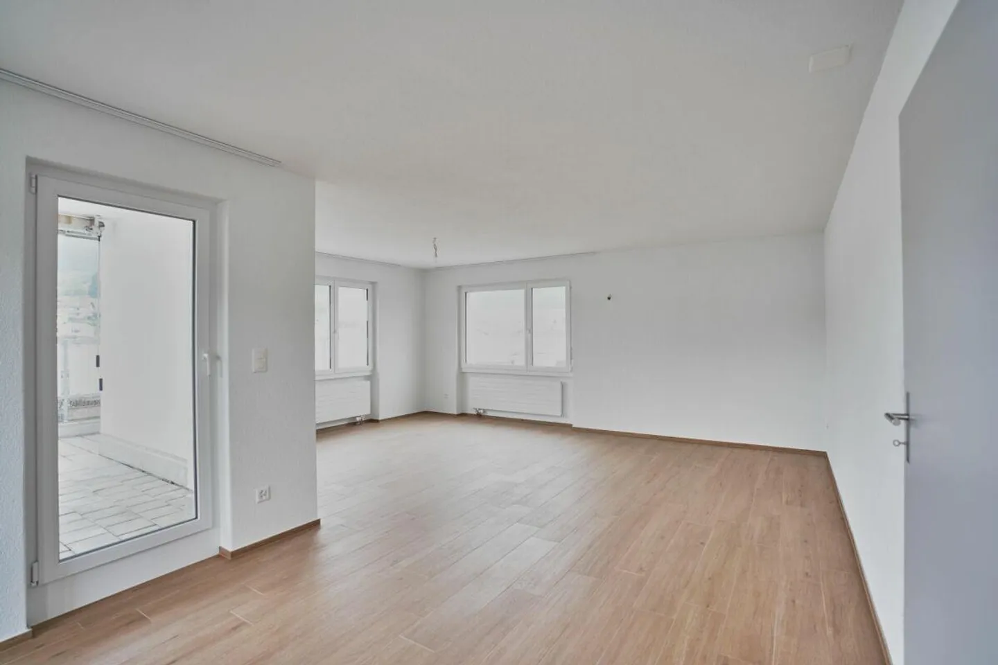 Appartement en attique de 4,5 pièces avec terrasse panoramique à Busswil - Photo 3 sur 16