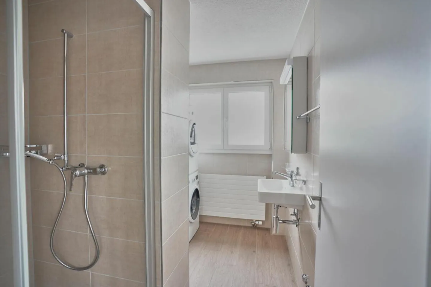 Appartement en attique de 4,5 pièces avec terrasse panoramique à Busswil - Photo 10 sur 16