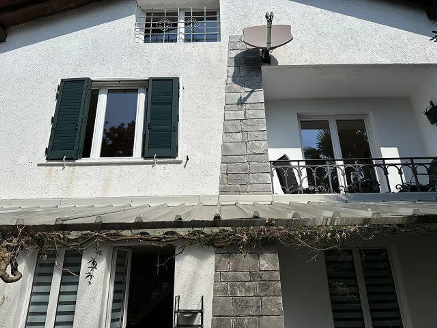 5 1/2-Room Villa with a Large Garden in a Very Quiet, Sunny Location - Photo 2 of 29