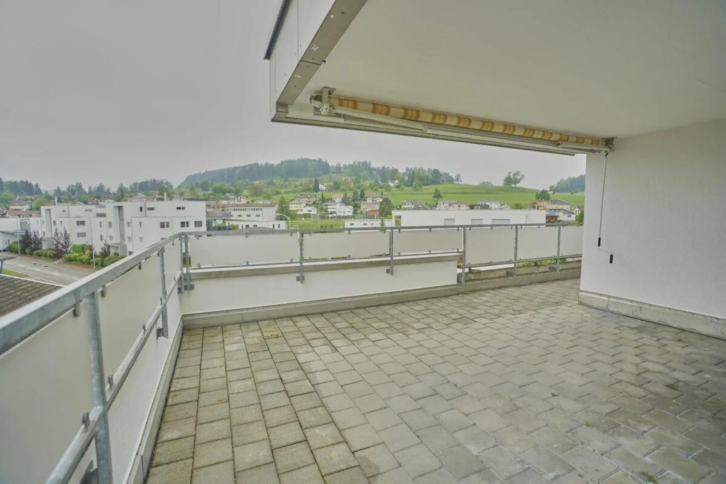 Appartement en attique de 4,5 pièces avec terrasse panoramique à Busswil - Photo 13 sur 16