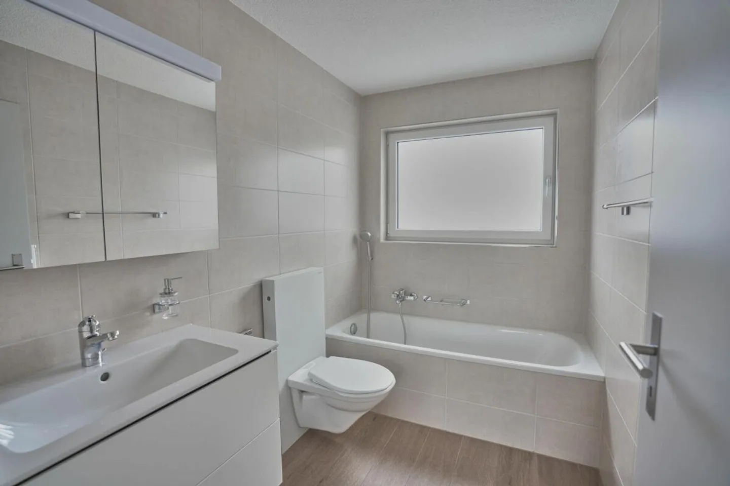 Appartement en attique de 4,5 pièces avec terrasse panoramique à Busswil - Photo 11 sur 16