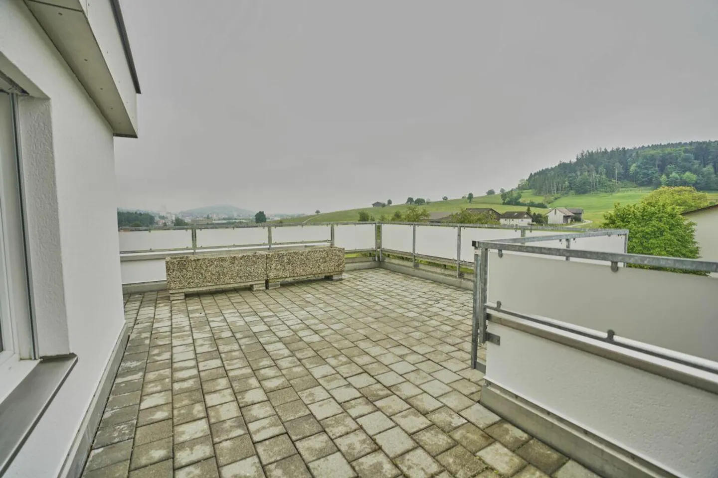 Appartement en attique de 4,5 pièces avec terrasse panoramique à Busswil - Photo 12 sur 16