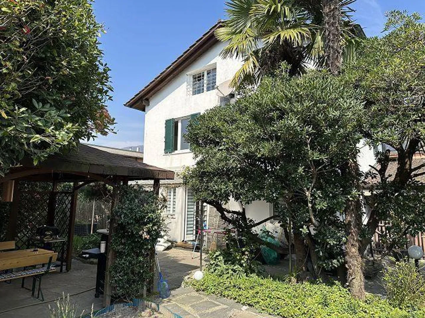 5 1/2-Room Villa with a Large Garden in a Very Quiet, Sunny Location - Photo 1 of 29