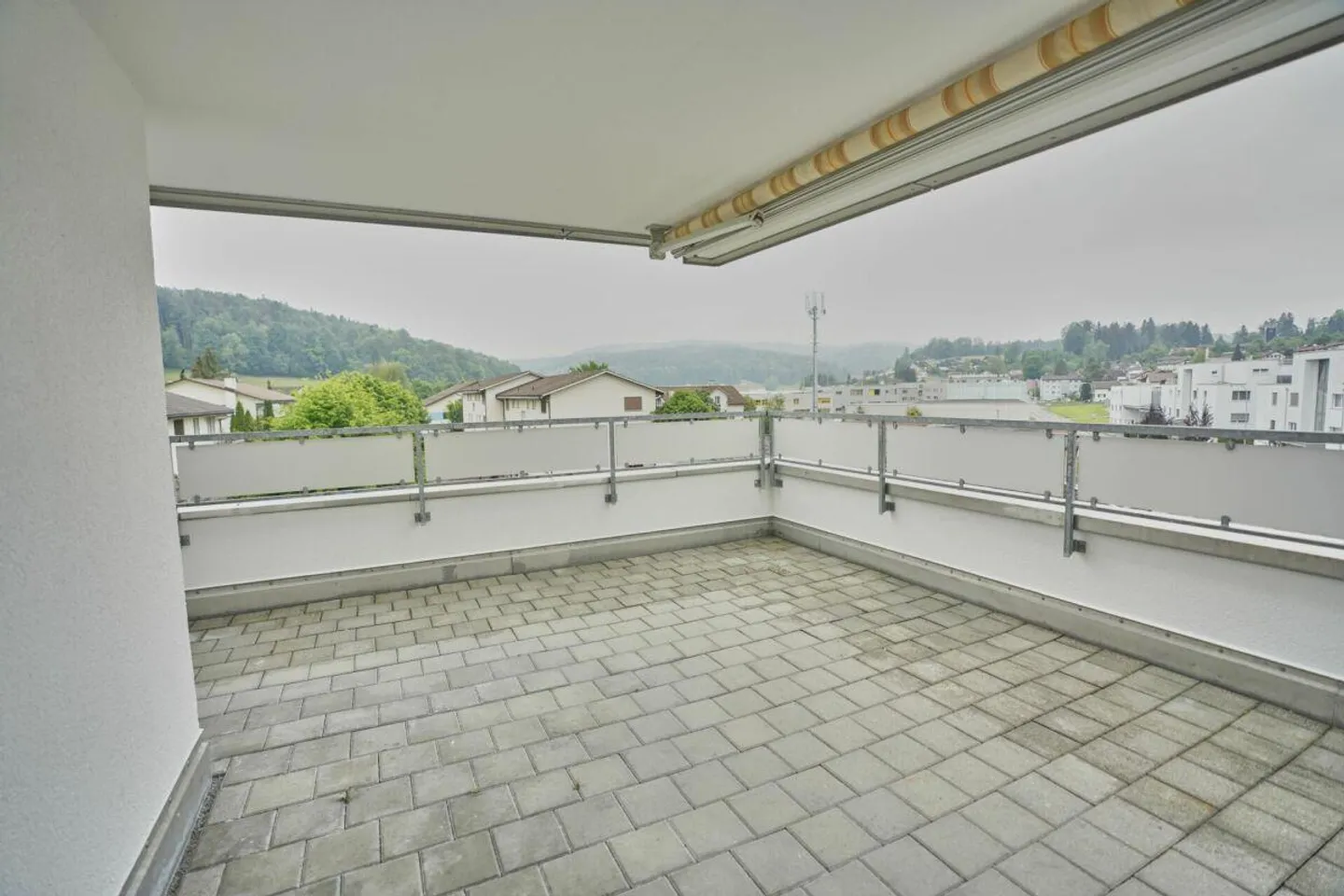 Appartement en attique de 4,5 pièces avec terrasse panoramique à Busswil - Photo 14 sur 16