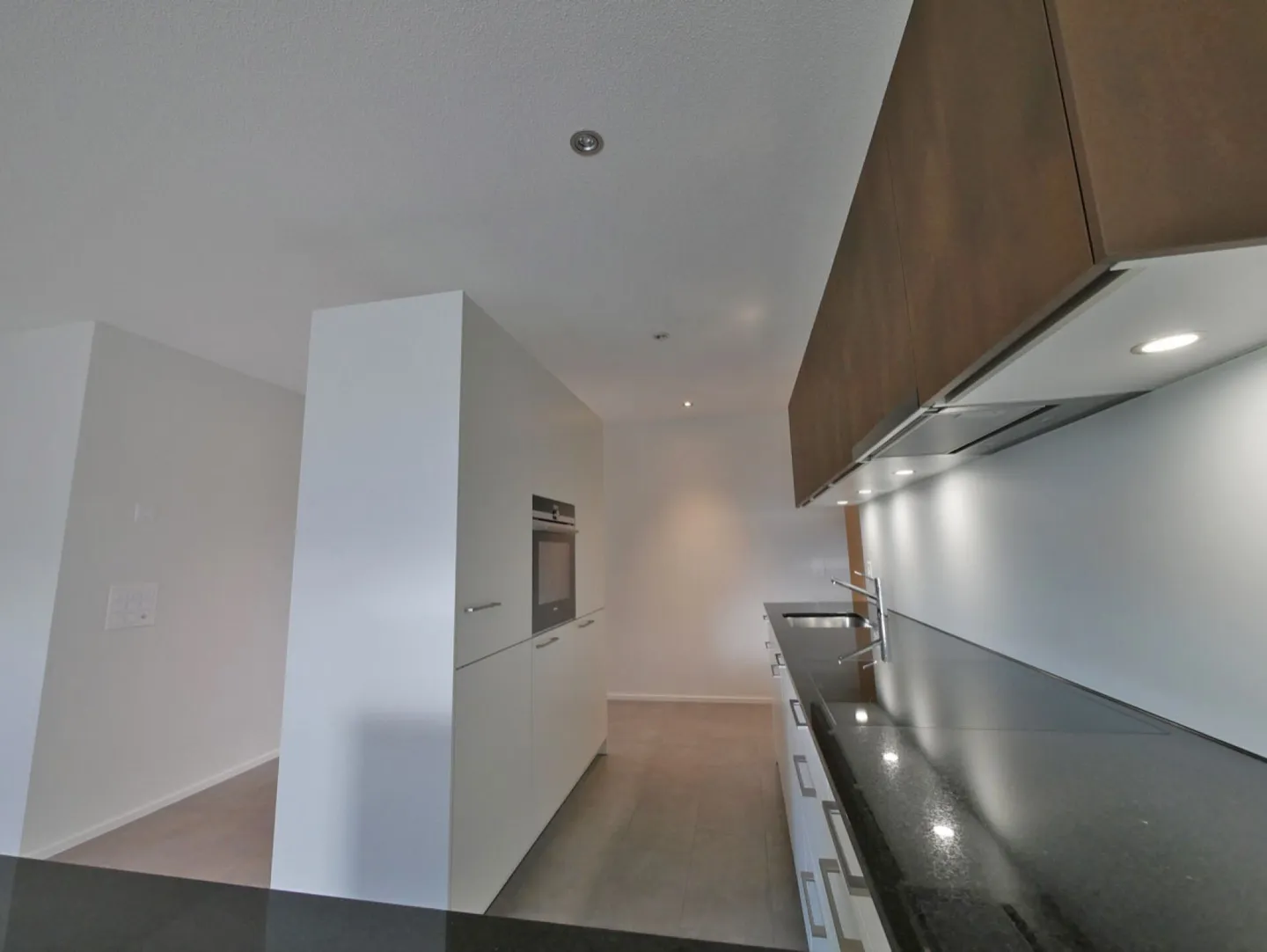 Appartement spacieux de 4,5 pièces dans la verdure - Photo 4 sur 15