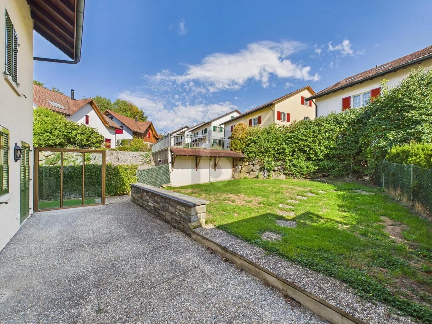 In una posizione tranquilla con giardino privato - Foto 2 di 3