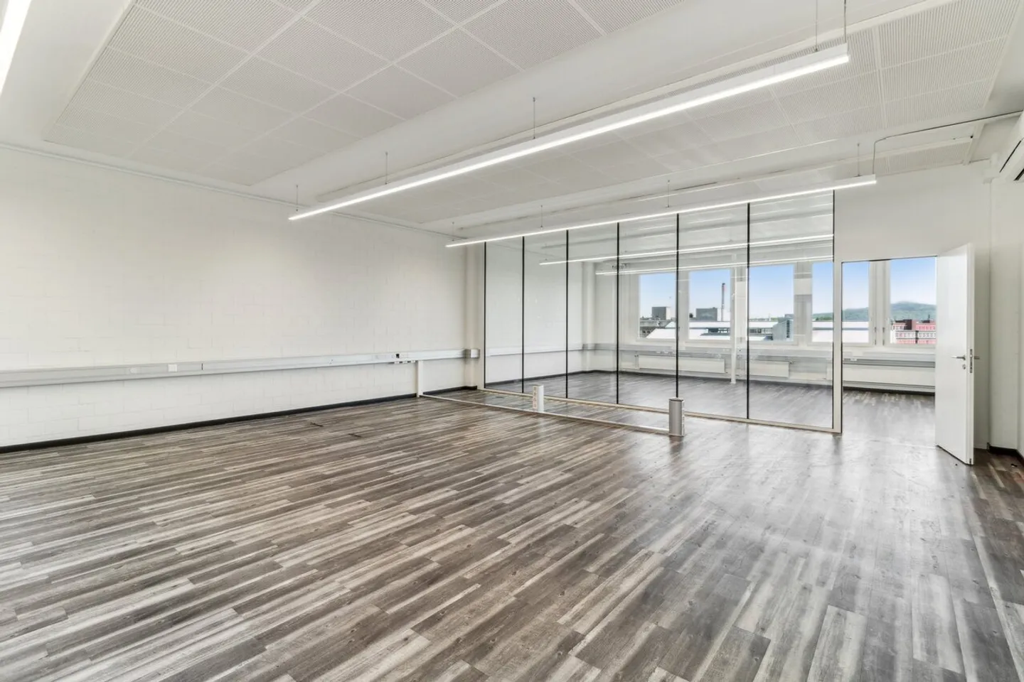 Il tuo nuovo spazio business al 5° piano – sviluppato e inondato di luce! - Foto 7 di 12