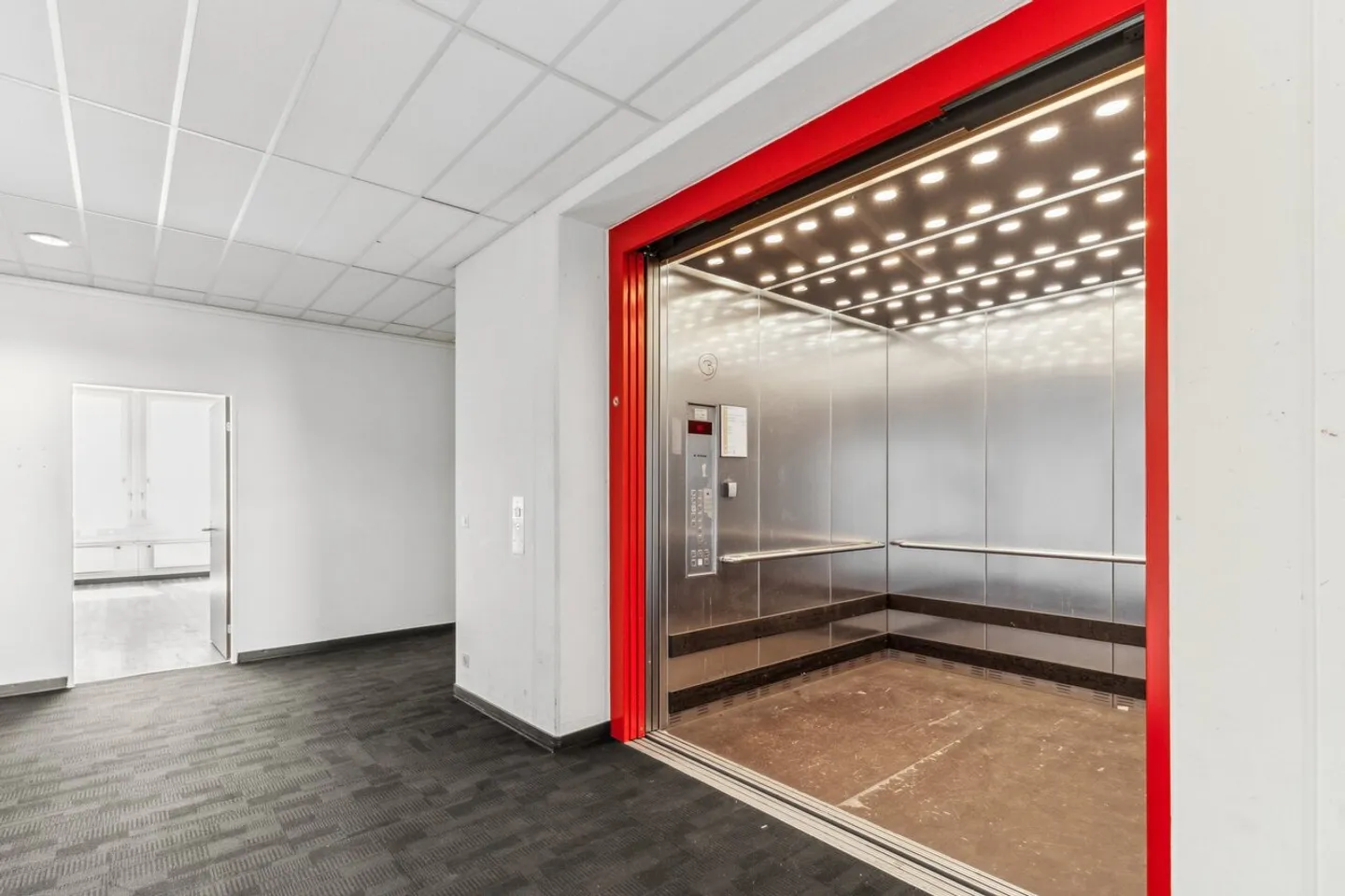 Top of Dietikon – Your office space with spectacular views! - Photo 8 of 10
