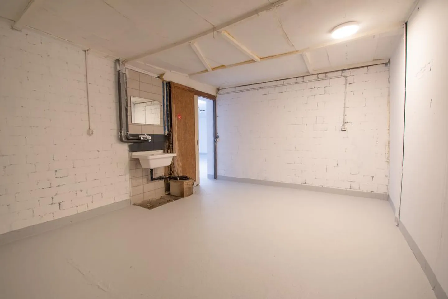Storage room with water connection - Photo 6 of 6