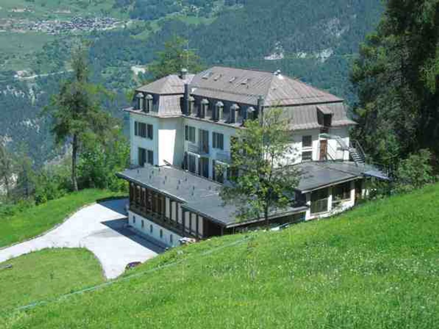 Charmant petit hôtel avec restaurant à vendre près de Crans-Montana. - Photo 1 sur 1