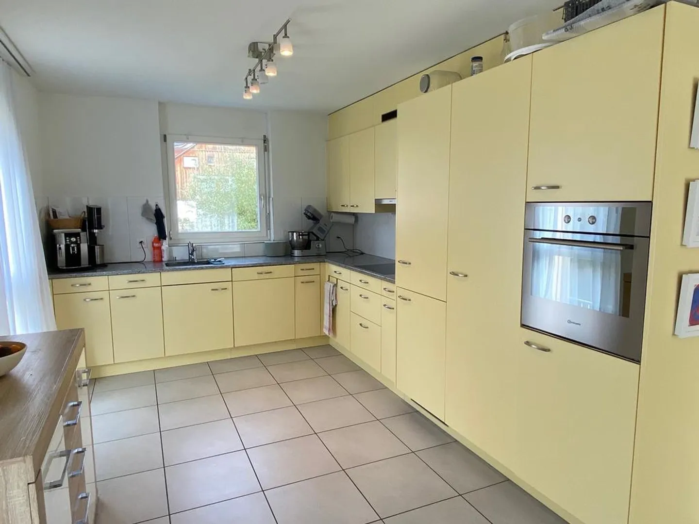 Spacious apartment with a view of greenery - Photo 3 of 9