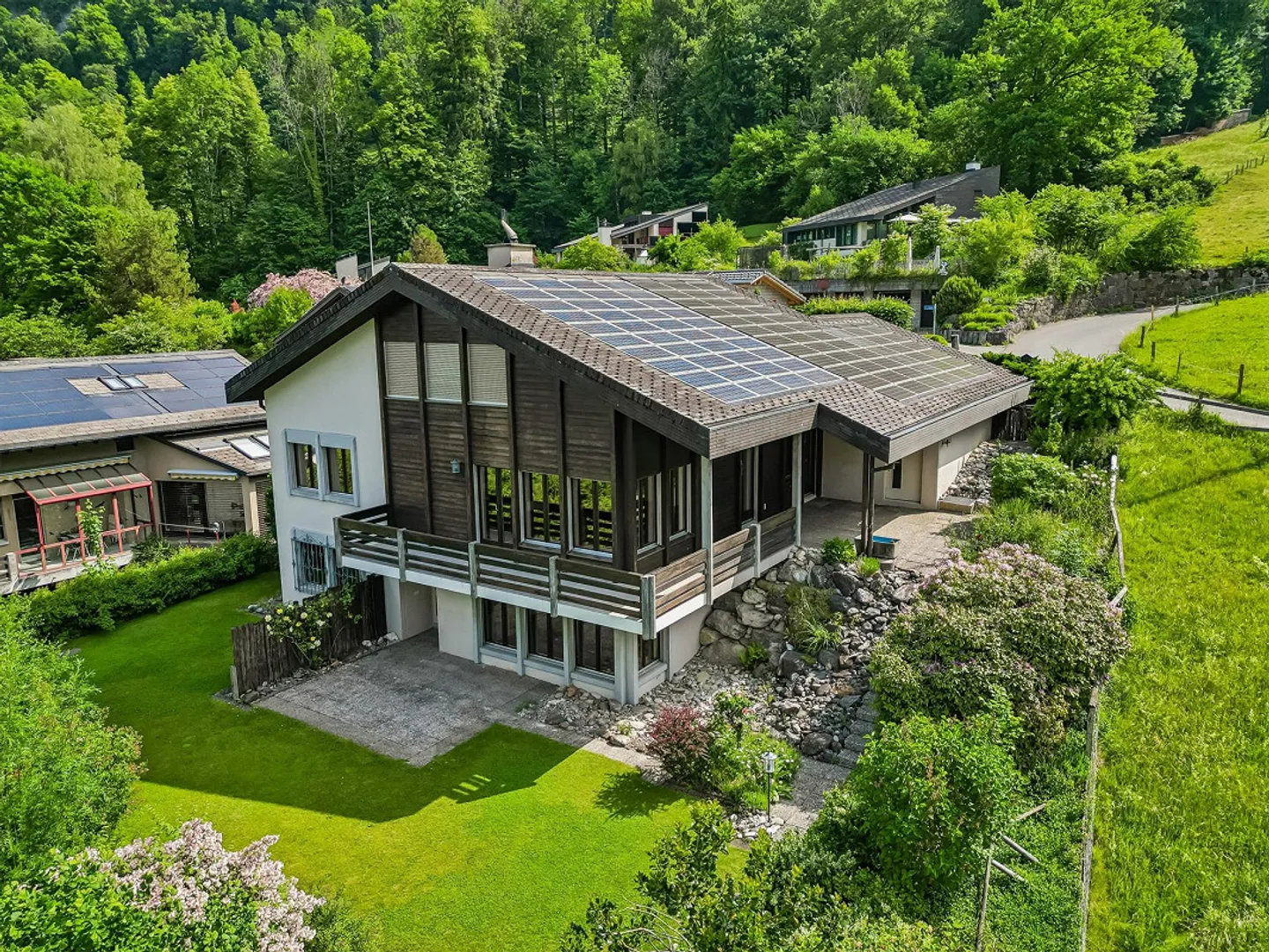 Spacious 6-Room Single-Family House in Glarus Nord – Living with a View - Photo 1 of 21