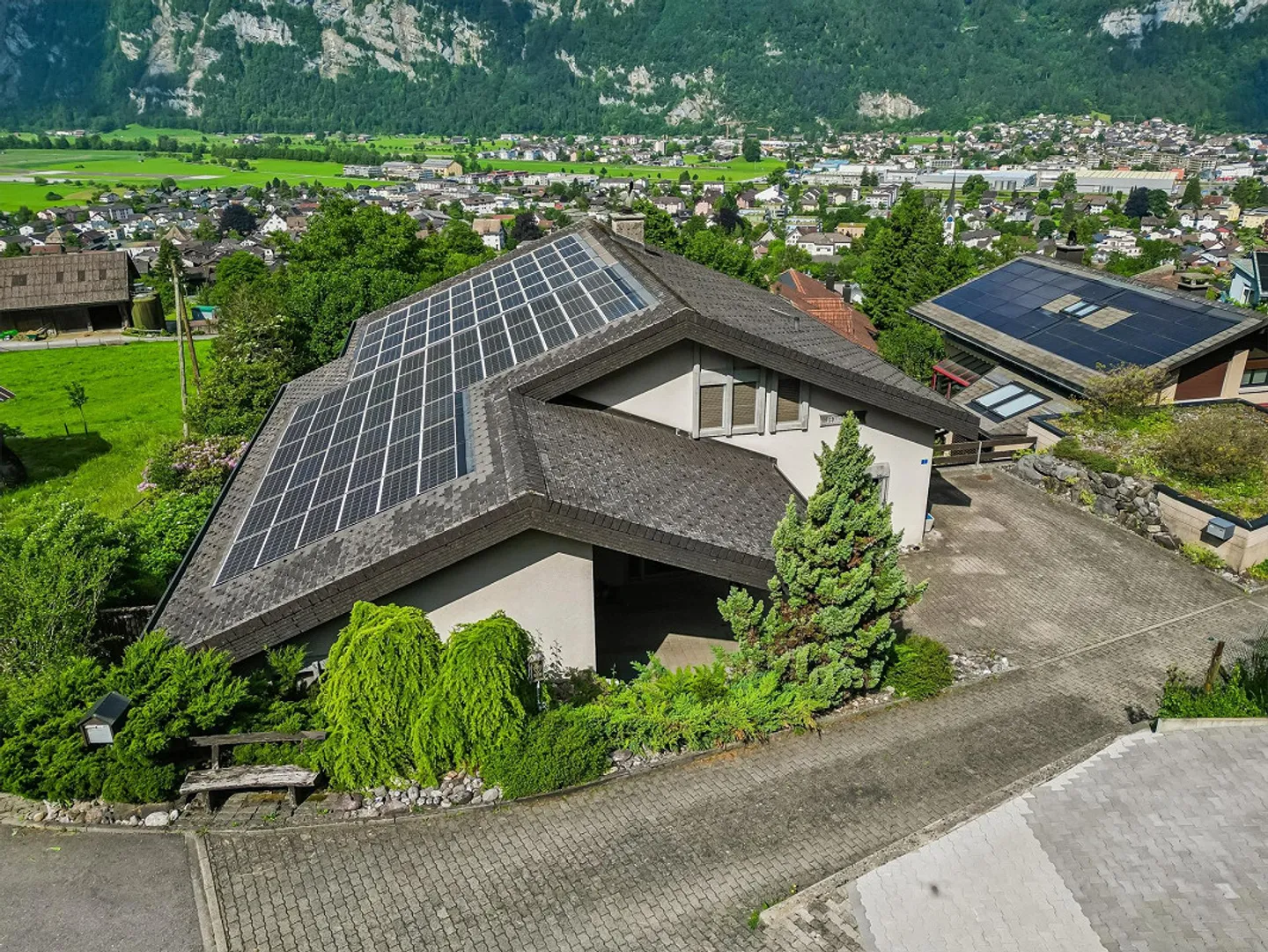 Spacious 6-Room Single-Family House in Glarus Nord – Living with a View - Photo 2 of 21