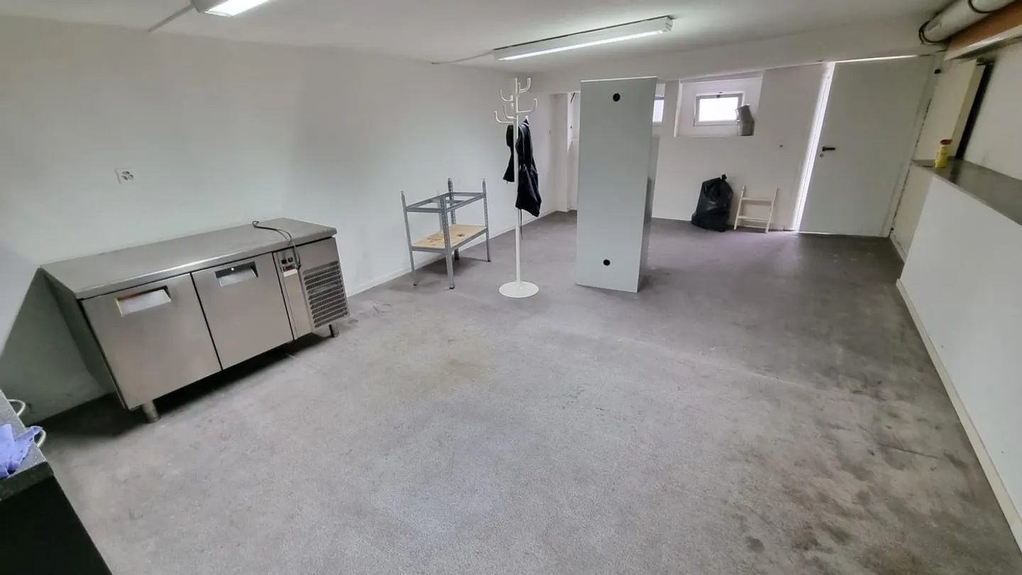 Commercial / Workshop for rent - Photo 2 of 4