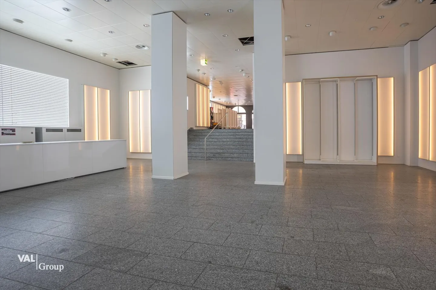 Ampio e luminoso locale in affitto su una strada vivace e molto frequentata - Foto 3 di 9