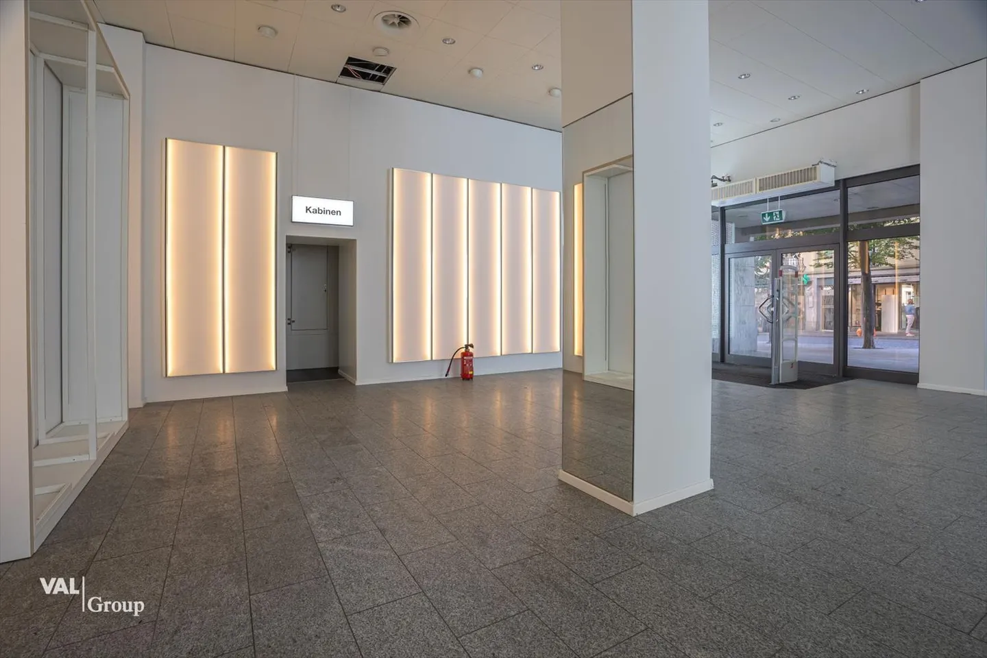 Ampio e luminoso locale in affitto su una strada vivace e molto frequentata - Foto 8 di 9