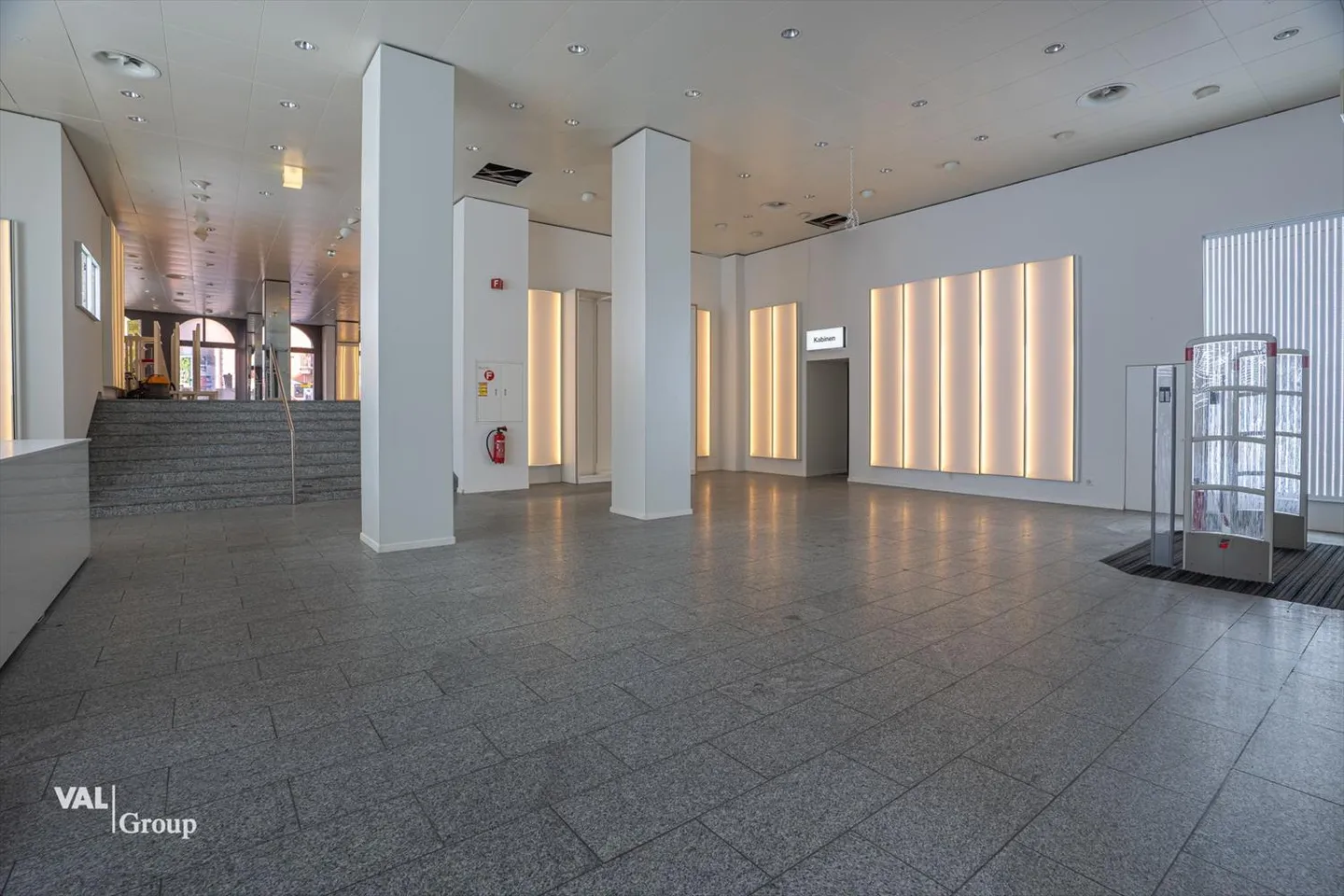 Ampio e luminoso locale in affitto su una strada vivace e molto frequentata - Foto 9 di 9