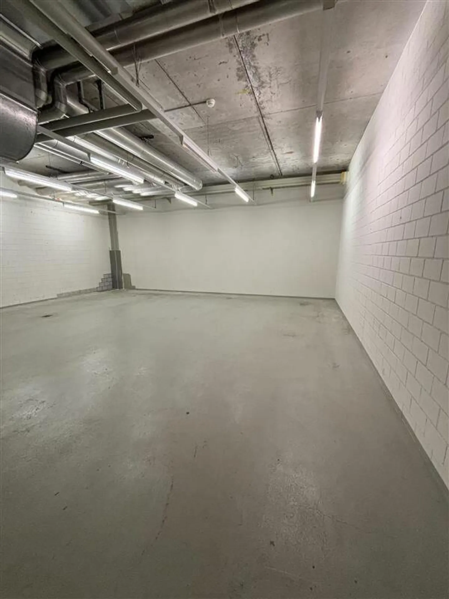 Ampio spazio di stoccaggio in affitto nel centro di Zug - Foto 2 di 2