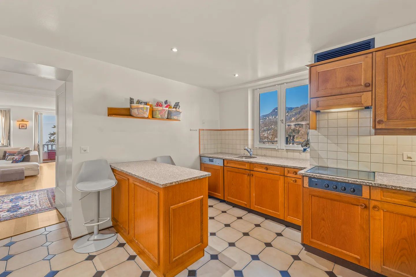 Superb property located in a quiet residential area - Photo 3 of 25