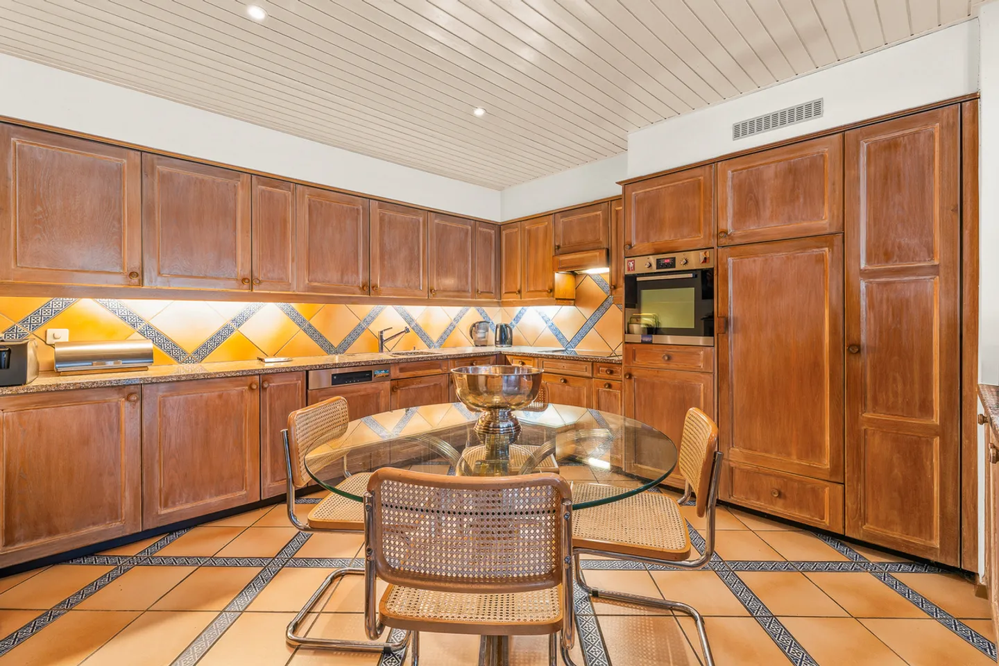 Superb property located in a quiet residential area - Photo 16 of 25