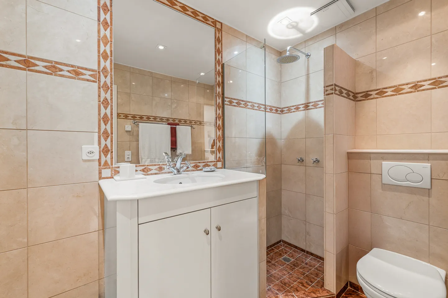 Superb property located in a quiet residential area - Photo 10 of 25