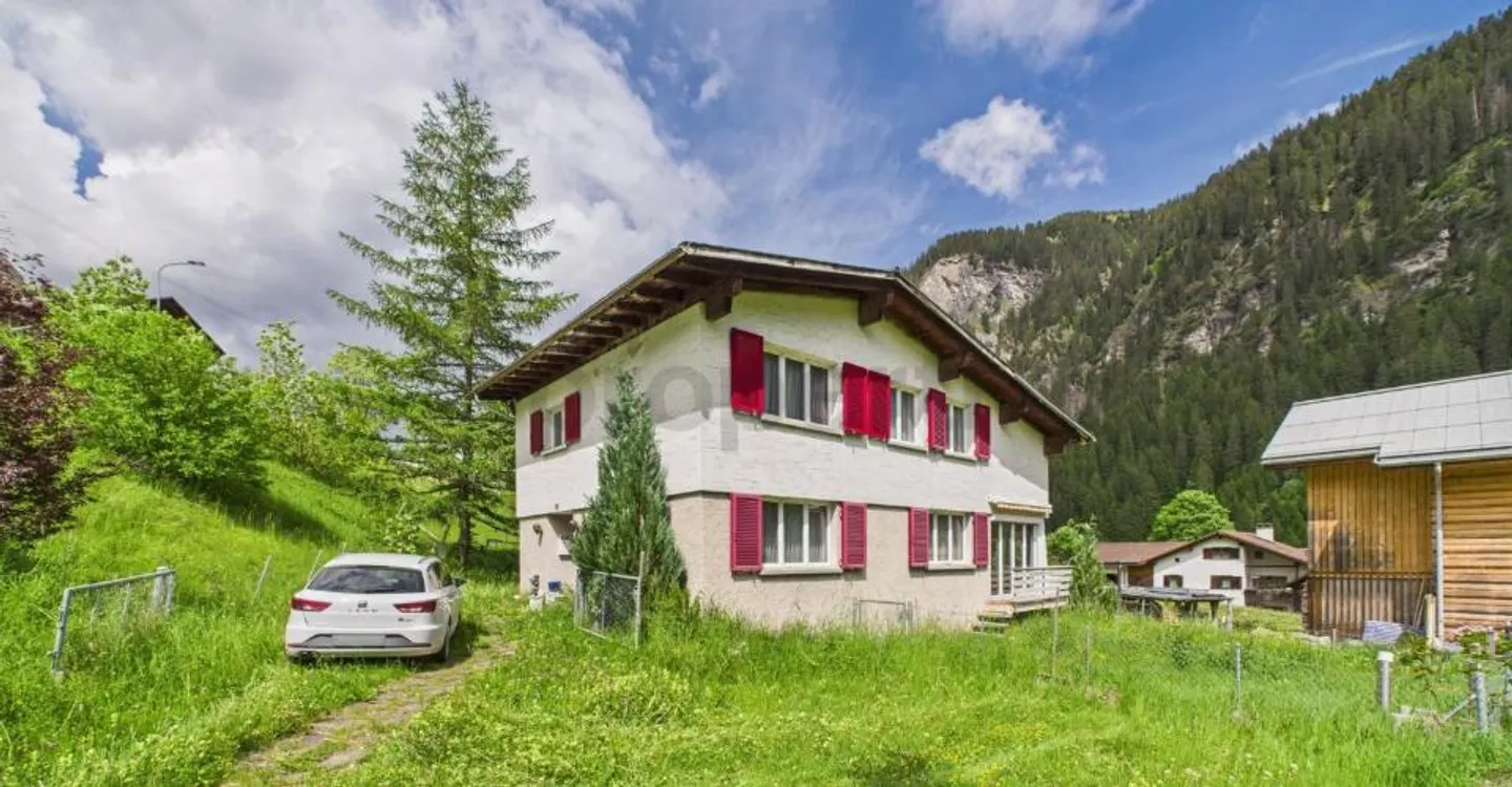 Vista spettacolare sulle montagne, molta privacy e alto potenziale di apprezzamento nel Safiental! - Foto 1 di 13
