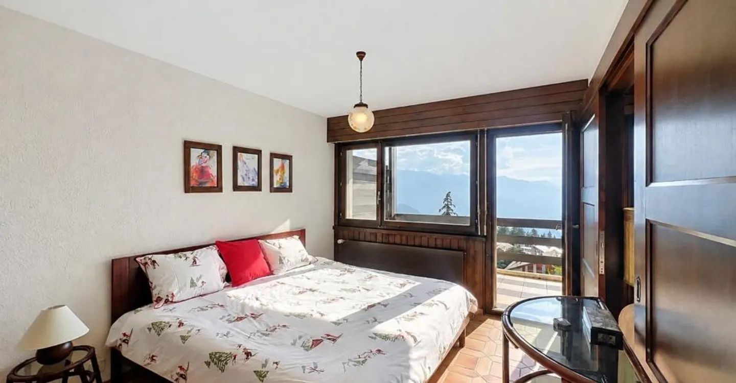 Charming Apartment with Mountain View - Photo 3 of 13