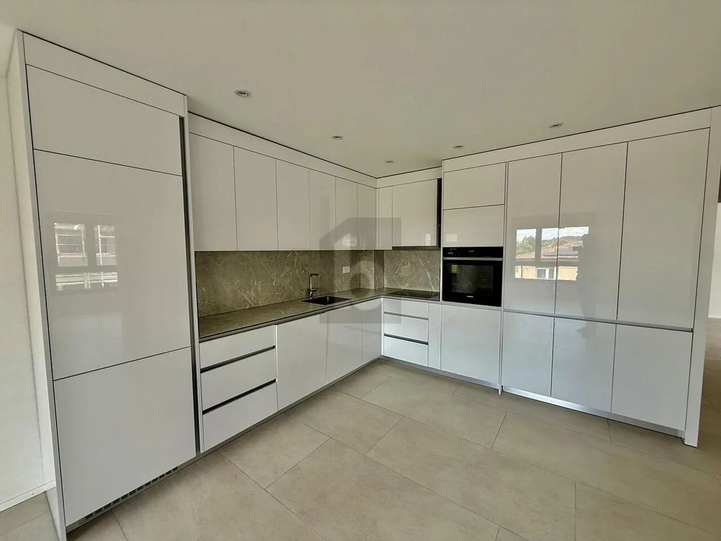 Appartement Moderne avec Terrasse - Photo 3 sur 6
