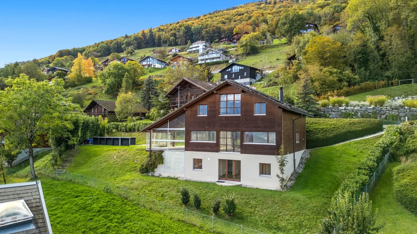 Architect-designed villa with panoramic view of the Vaud Alps and the Dents du Midi - Photo 1 of 13
