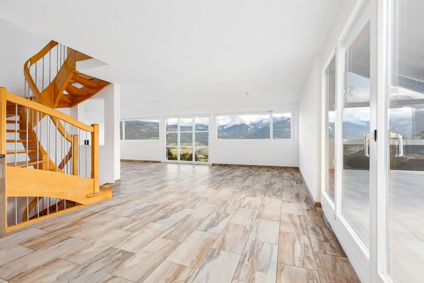 Architect-designed villa with panoramic view of the Vaud Alps and the Dents du Midi - Photo 2 of 13