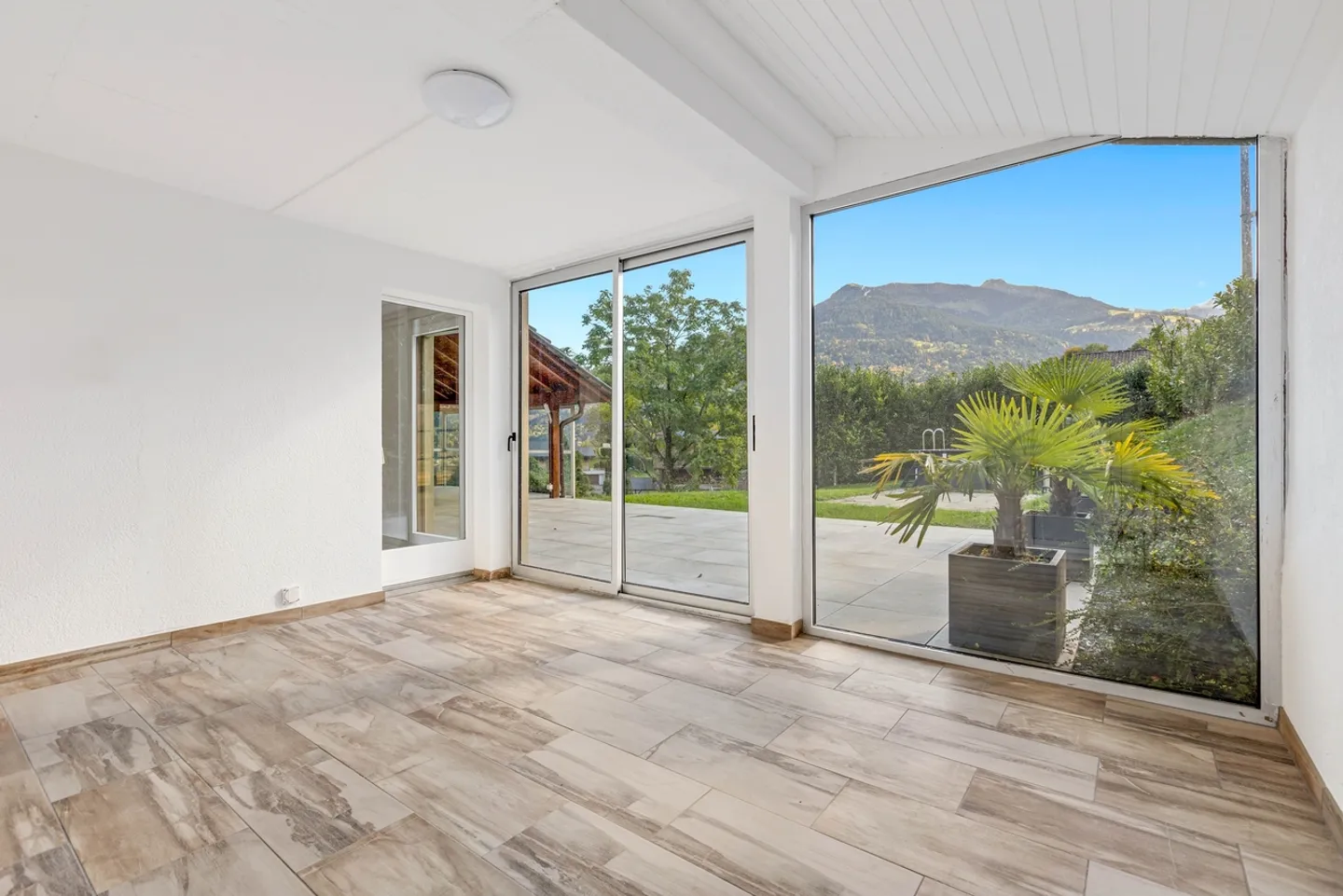 Architect-designed villa with panoramic view of the Vaud Alps and the Dents du Midi - Photo 6 of 13