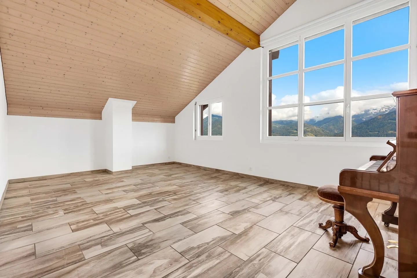 Architect-designed villa with panoramic view of the Vaud Alps and the Dents du Midi - Photo 8 of 13