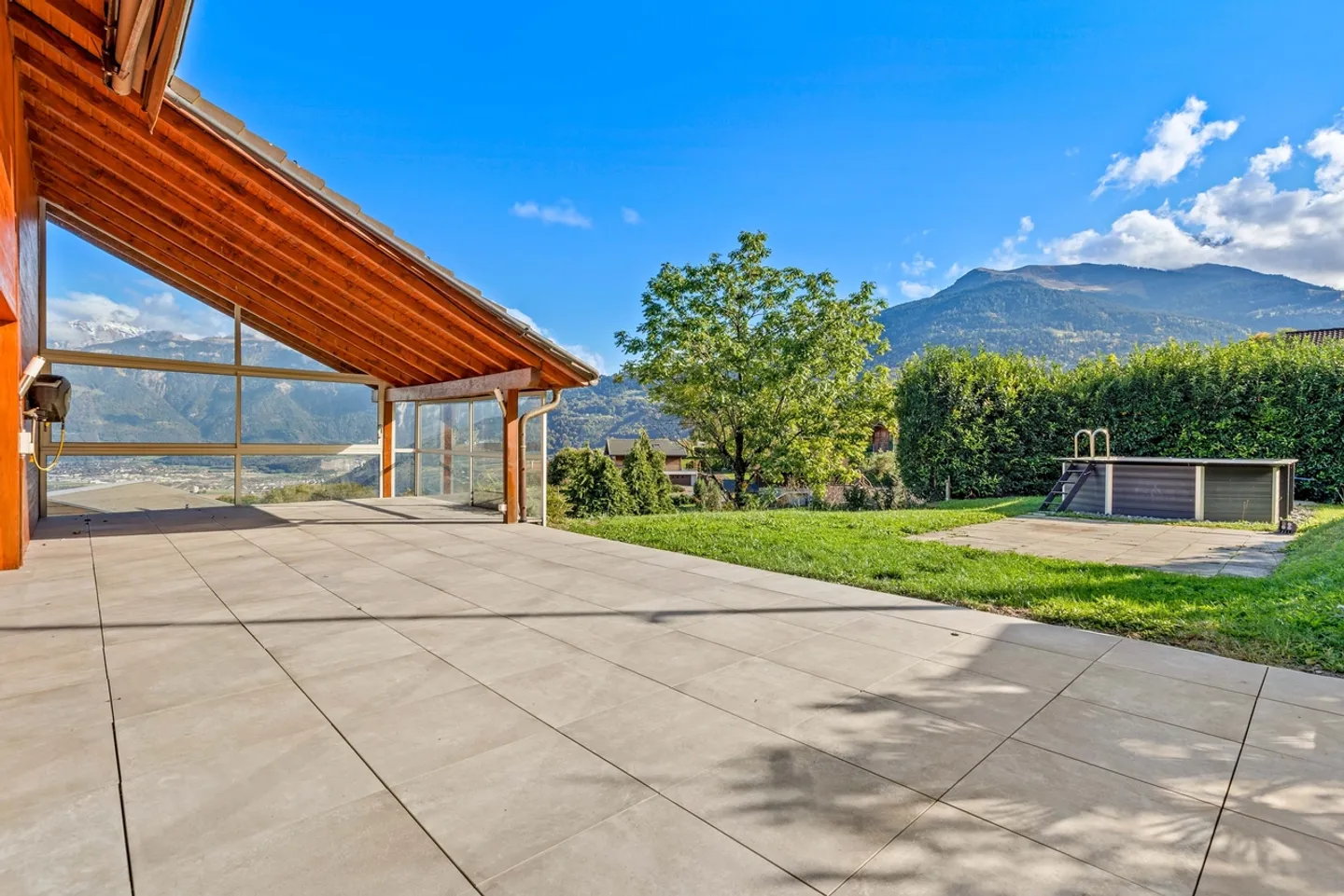 Architect-designed villa with panoramic view of the Vaud Alps and the Dents du Midi - Photo 12 of 13